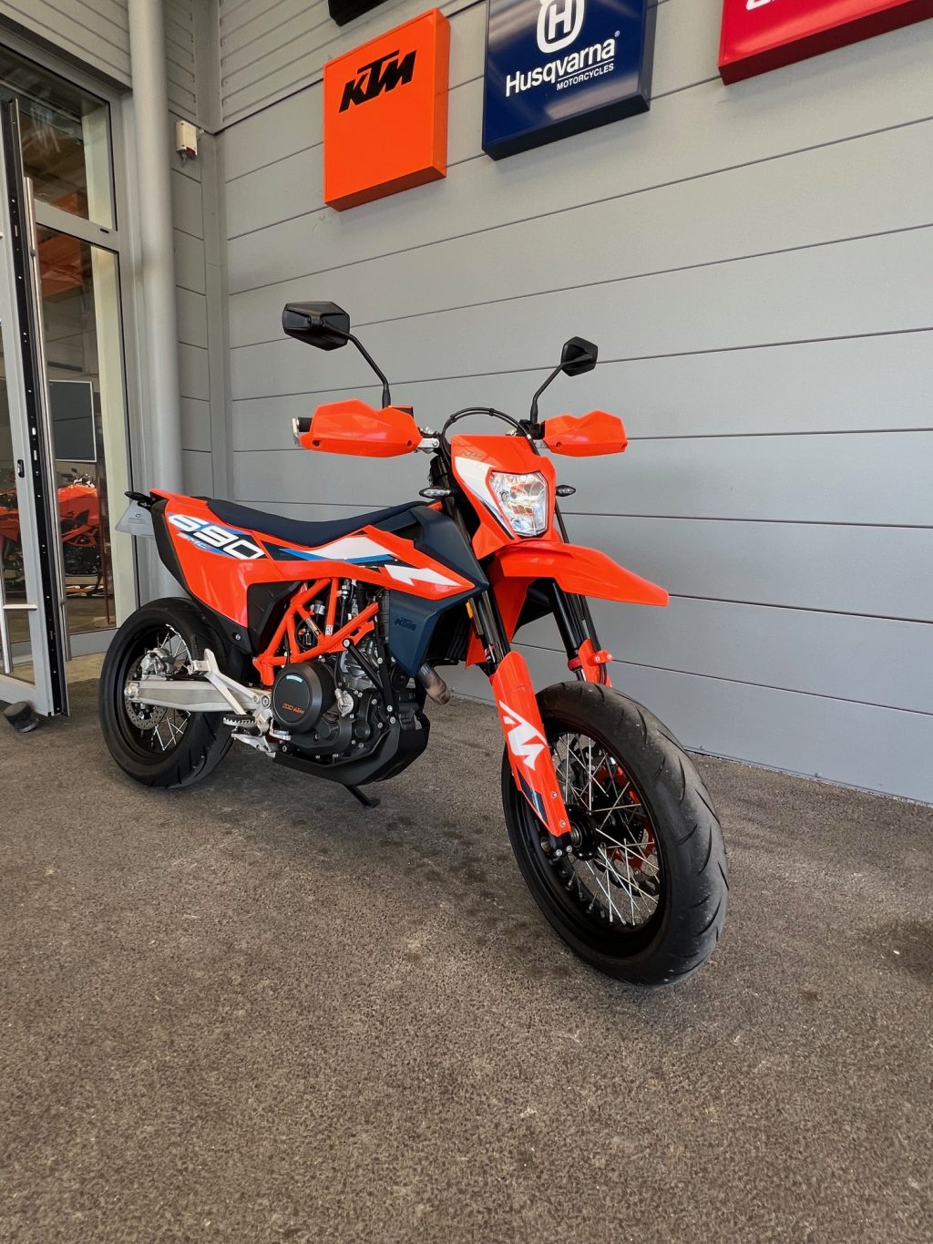 KTM 690 SMC R – Image 2