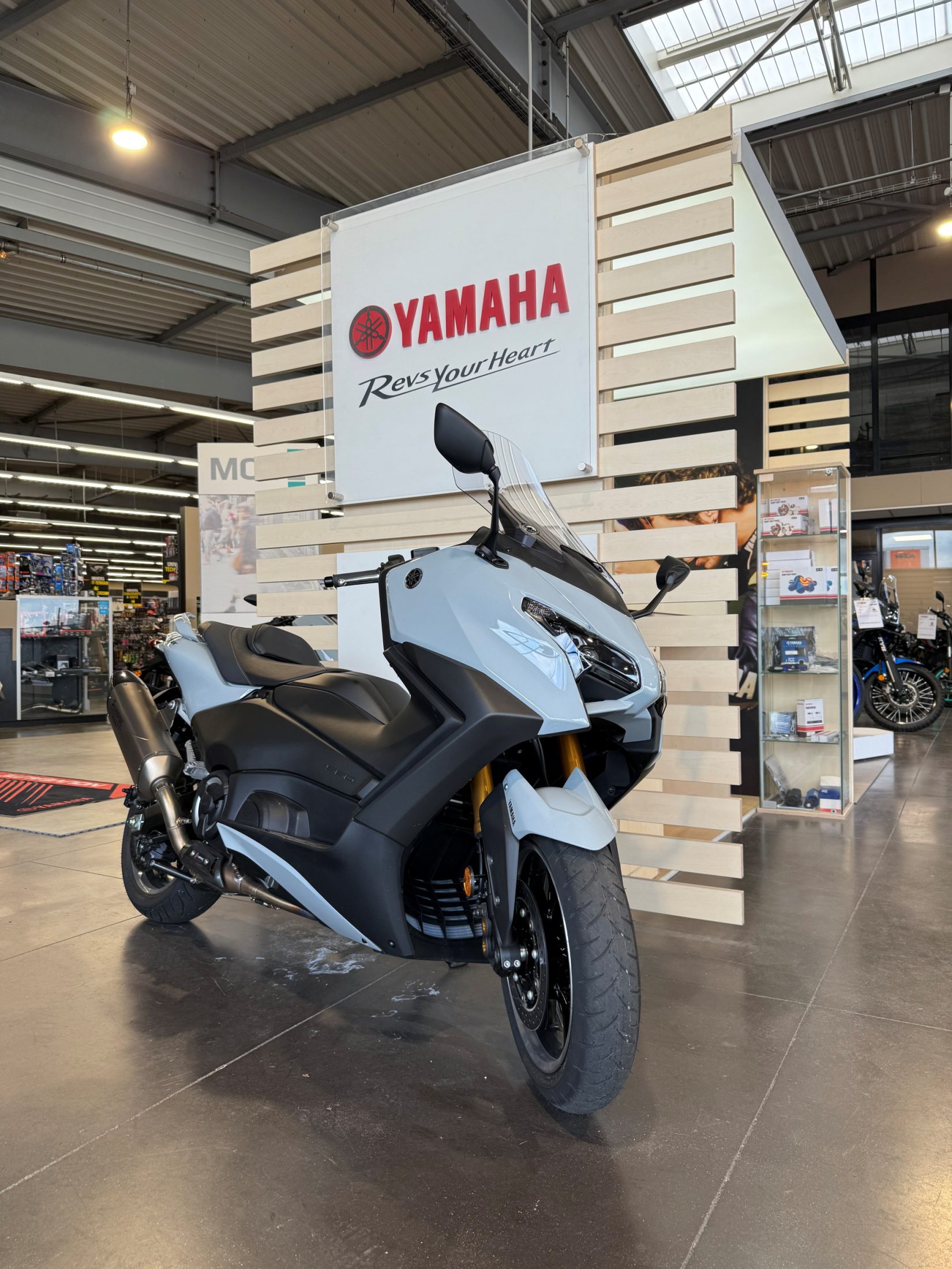 YAMAHA T-MAX 560 TECH MAX AKRAPOVIC – Image 2