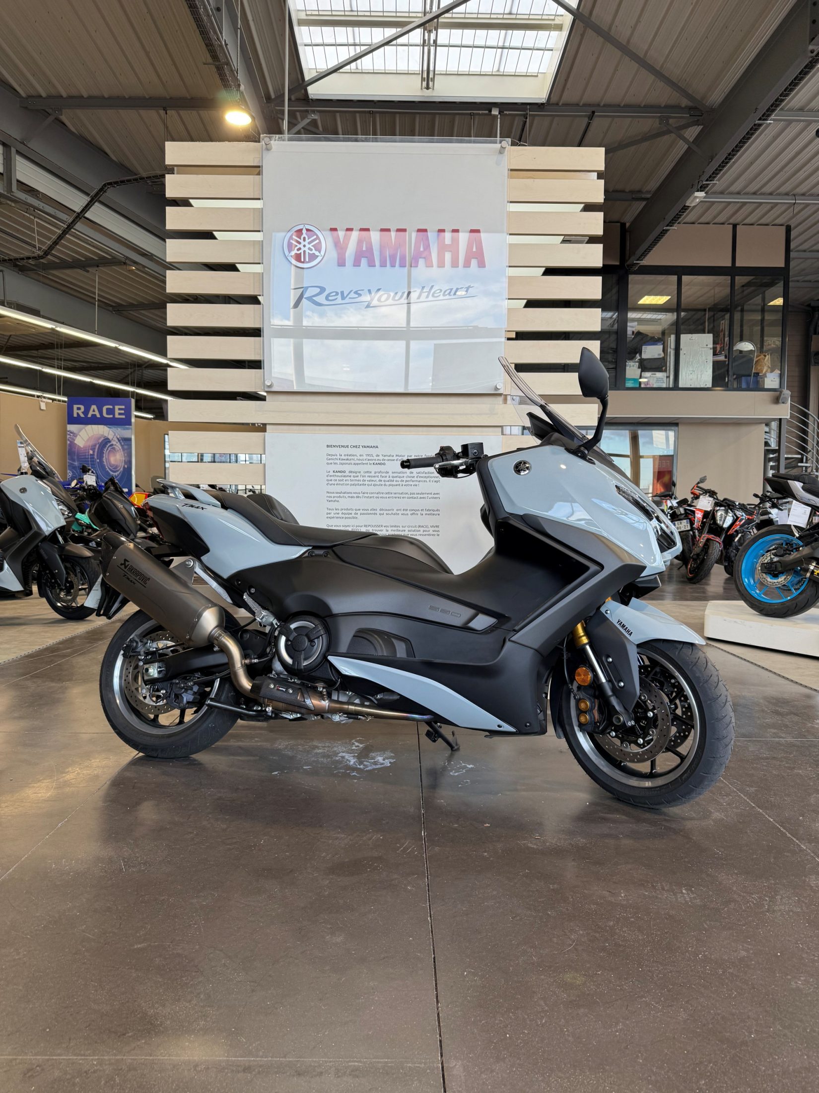 YAMAHA T-MAX 560 TECH MAX AKRAPOVIC