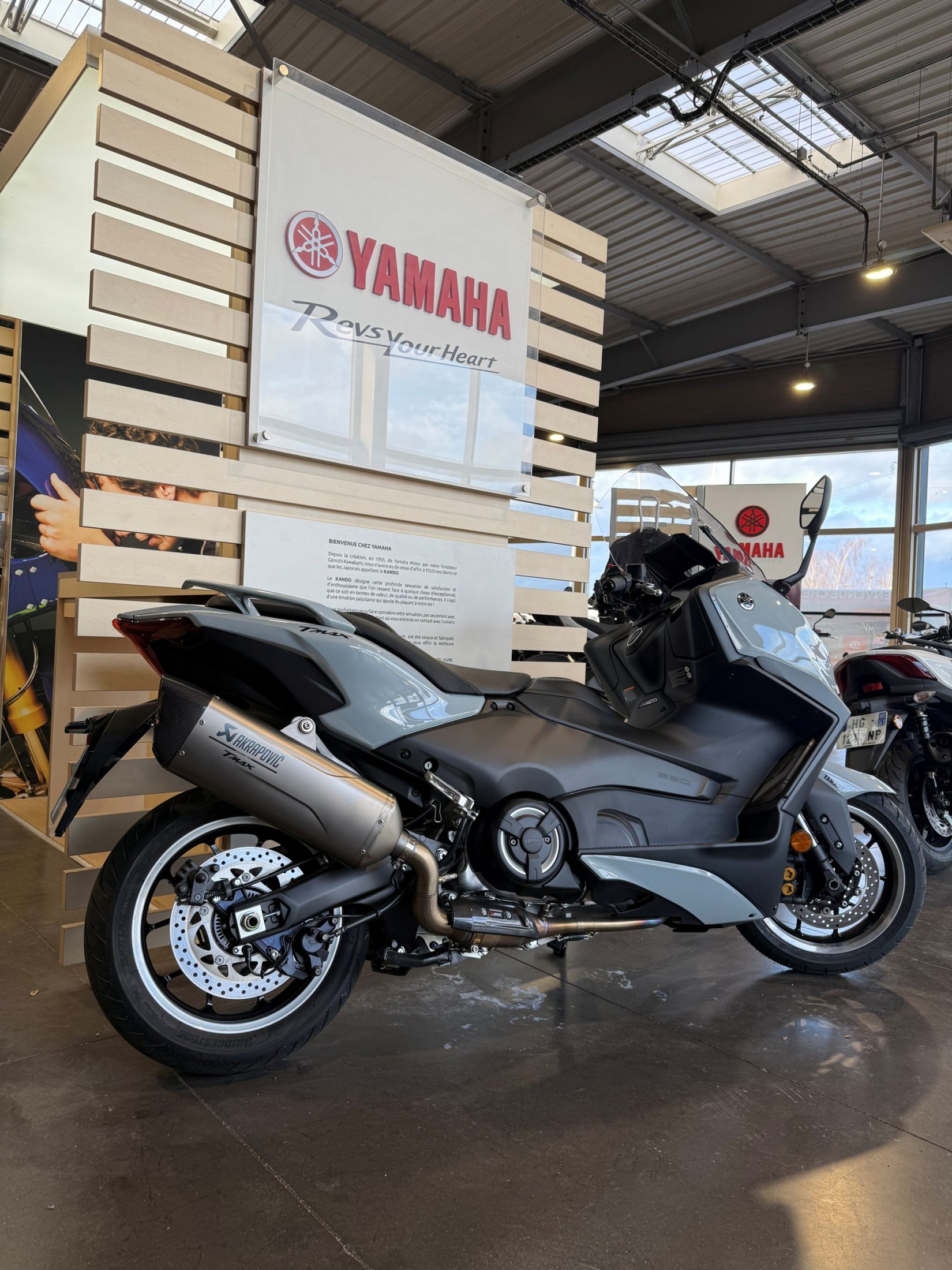YAMAHA T-MAX 560 TECH MAX AKRAPOVIC – Image 3