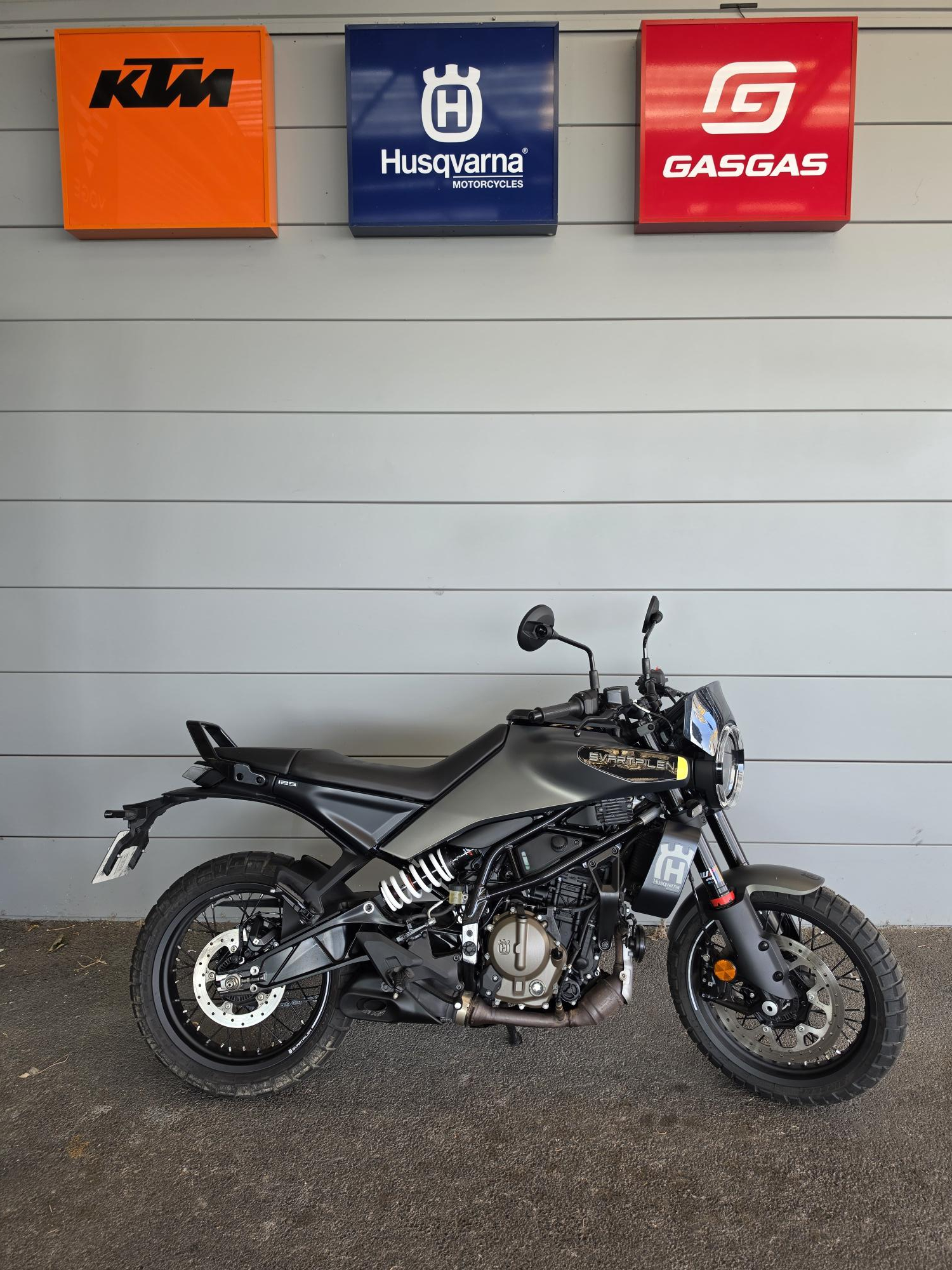HUSQVARNA SVARTPILEN 125 ABS