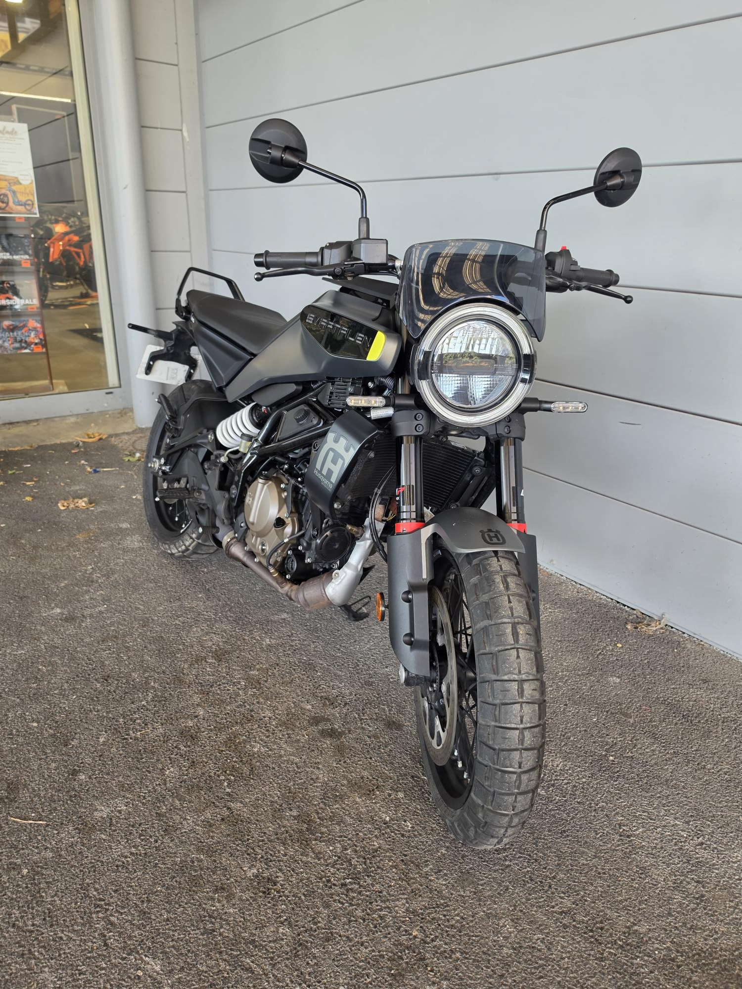HUSQVARNA SVARTPILEN 125 ABS – Image 2