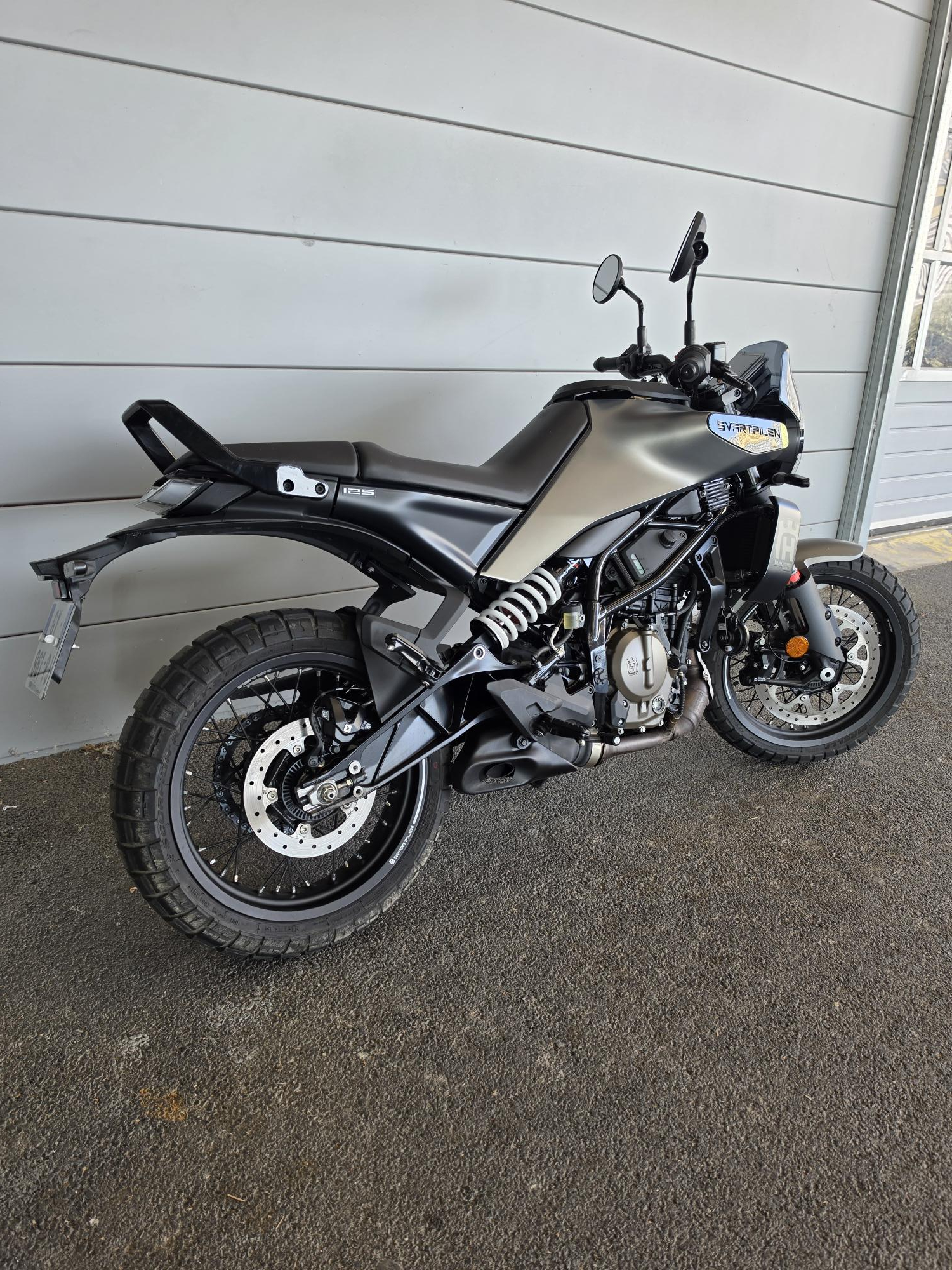 HUSQVARNA SVARTPILEN 125 ABS – Image 3